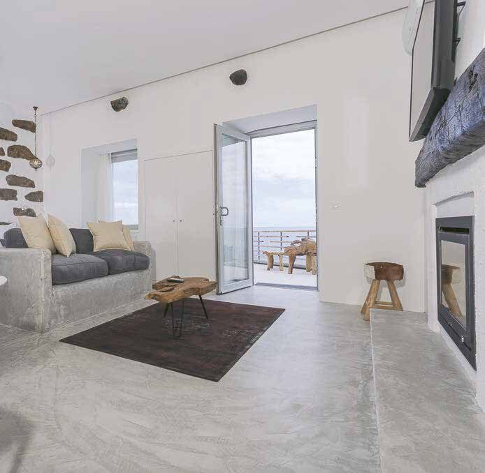 Wohnzimmer mit hellem fugenlosem Boden und Kamin