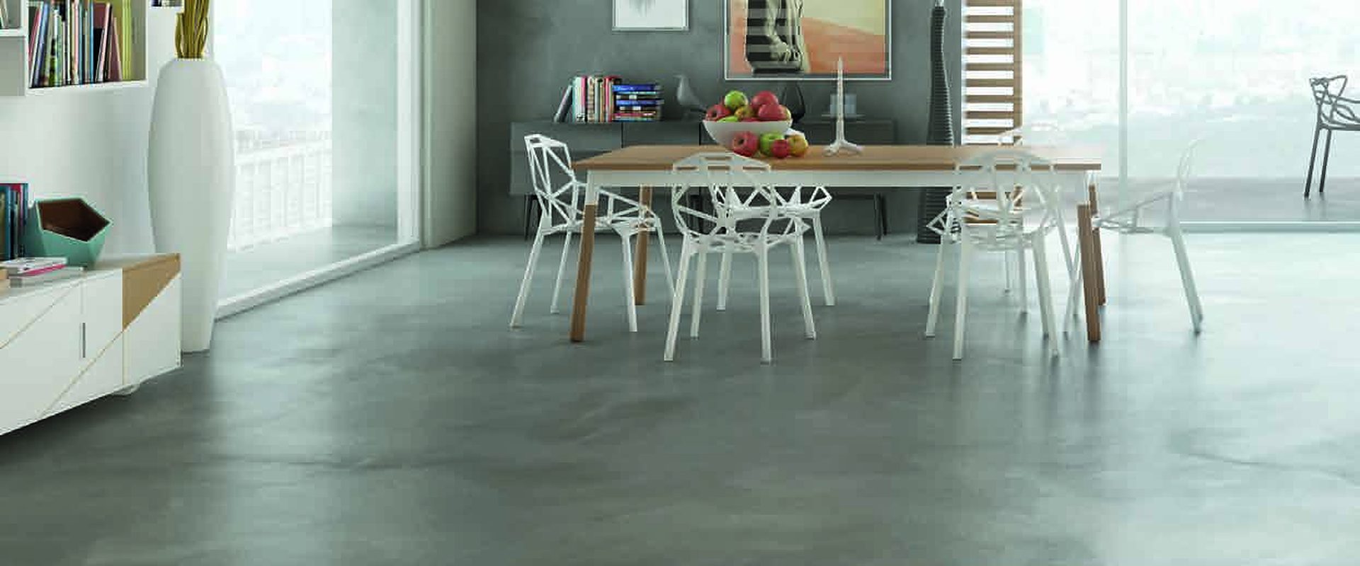 Wohnraum mit fugenlosem Designboden in Betonoptik, Spachtelboden mit Wolkenoptik